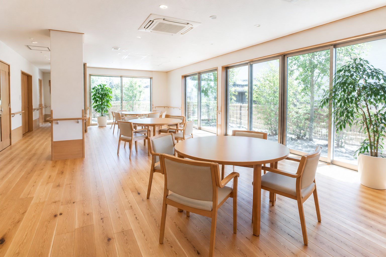 大きな窓から光が入る木のぬくもりのある共用フロア（※実際の写真に差し替えます）